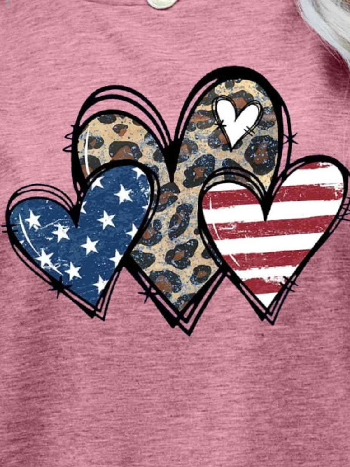 Camiseta con gráfico de corazón de leopardo y bandera de EE. UU.