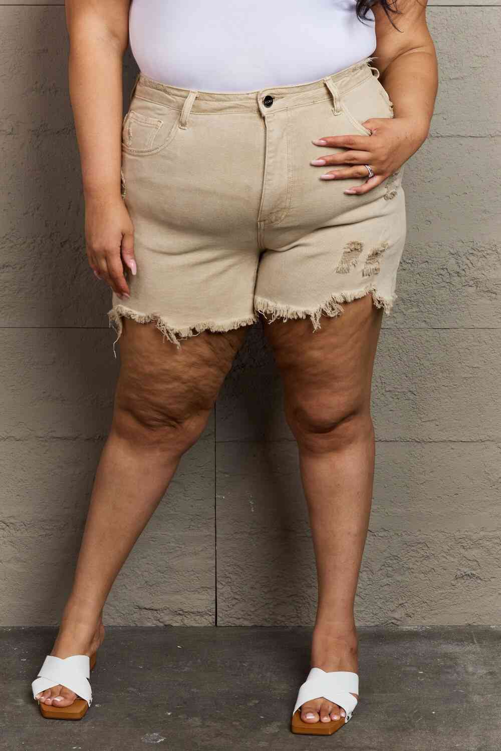 RISEN Katie Pantalones cortos desgastados de cintura alta de tamaño completo en color arena