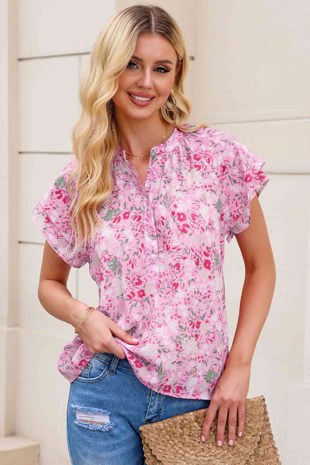 Blusa floral con medio botón y manga acampanada