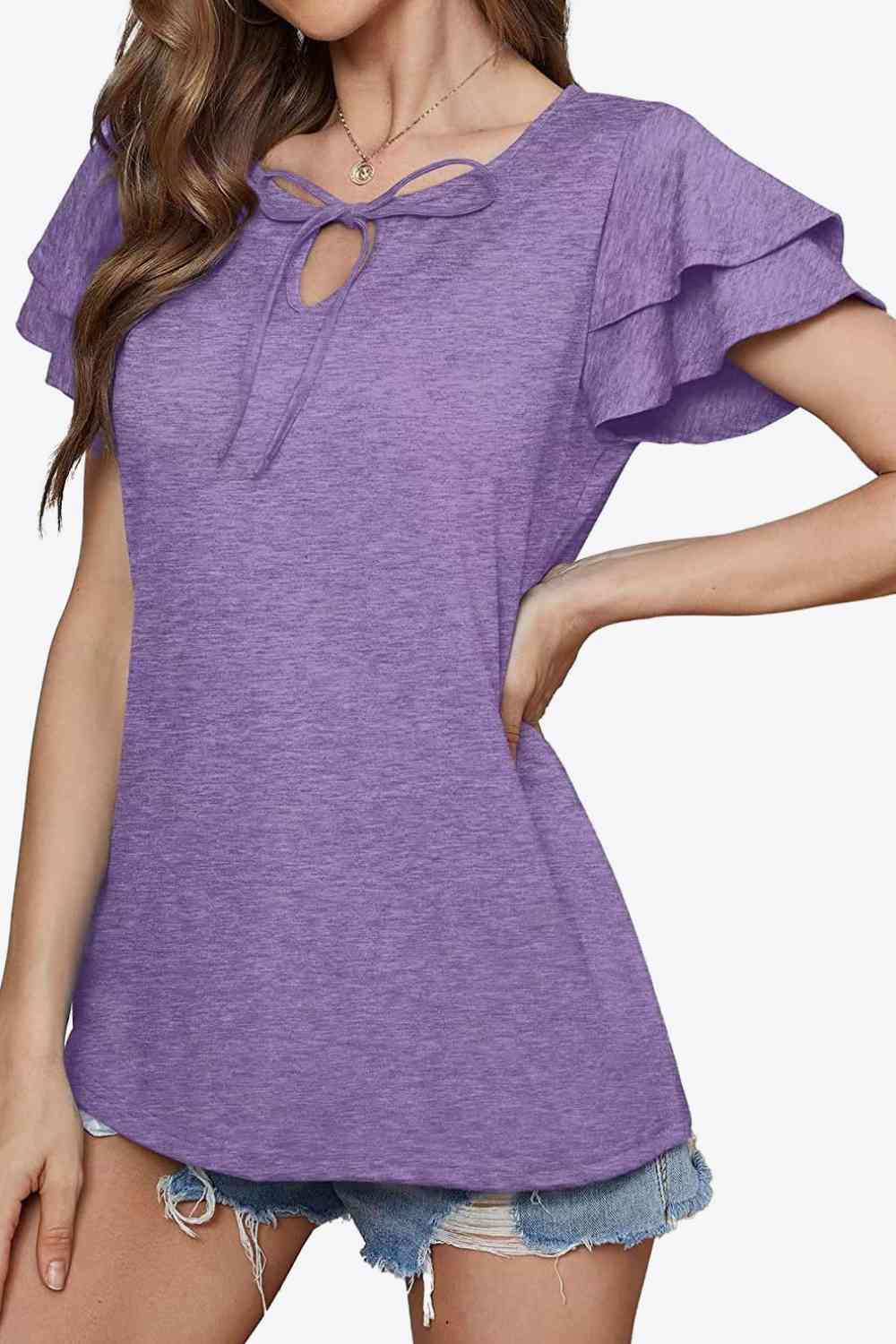 Blusa con mangas acampanadas y capas con cuello anudado