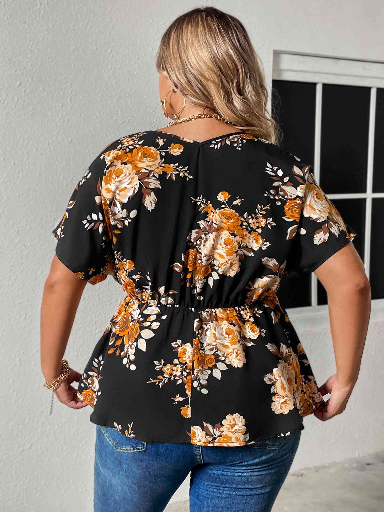 Blusa con cuello de sobrepelliz y hombros descubiertos con estampado floral de talla grande