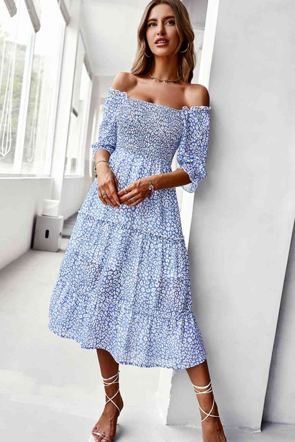 Robe midi smockée à petites fleurs et épaules dénudées