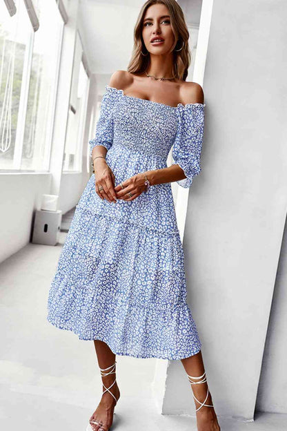 Robe midi smockée à petites fleurs et épaules dénudées