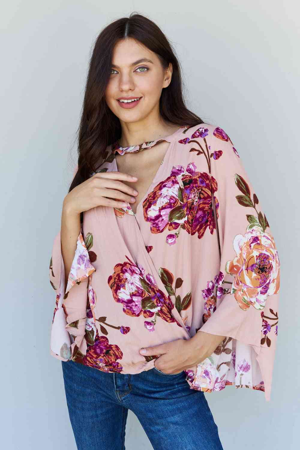 ODDI Top de crepé con mangas acampanadas y estampado floral de tamaño completo