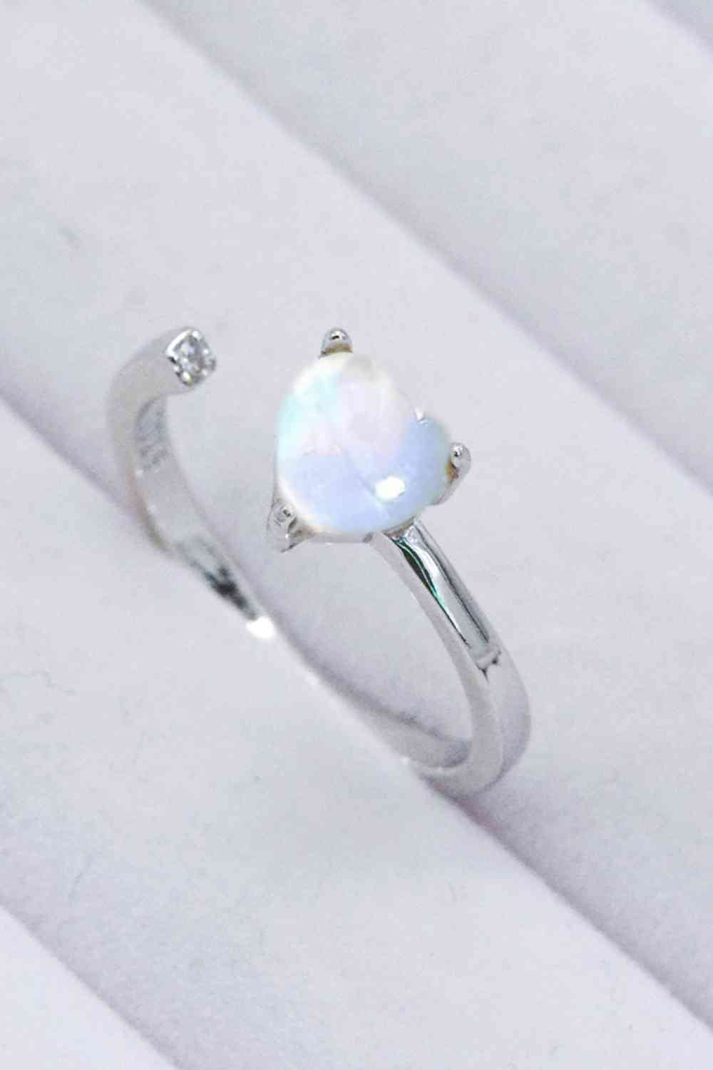 Anillo abierto ajustable con corazón de piedra lunar con incrustaciones