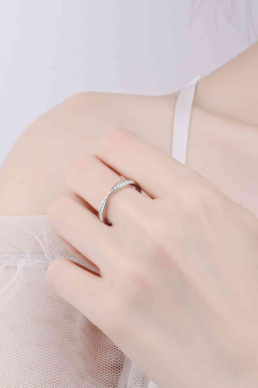 Anillo con baño de rodio de moissanita