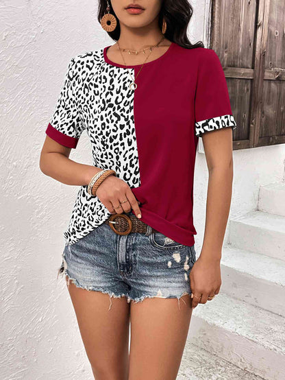 Camiseta de manga corta con cuello redondo y leopardo