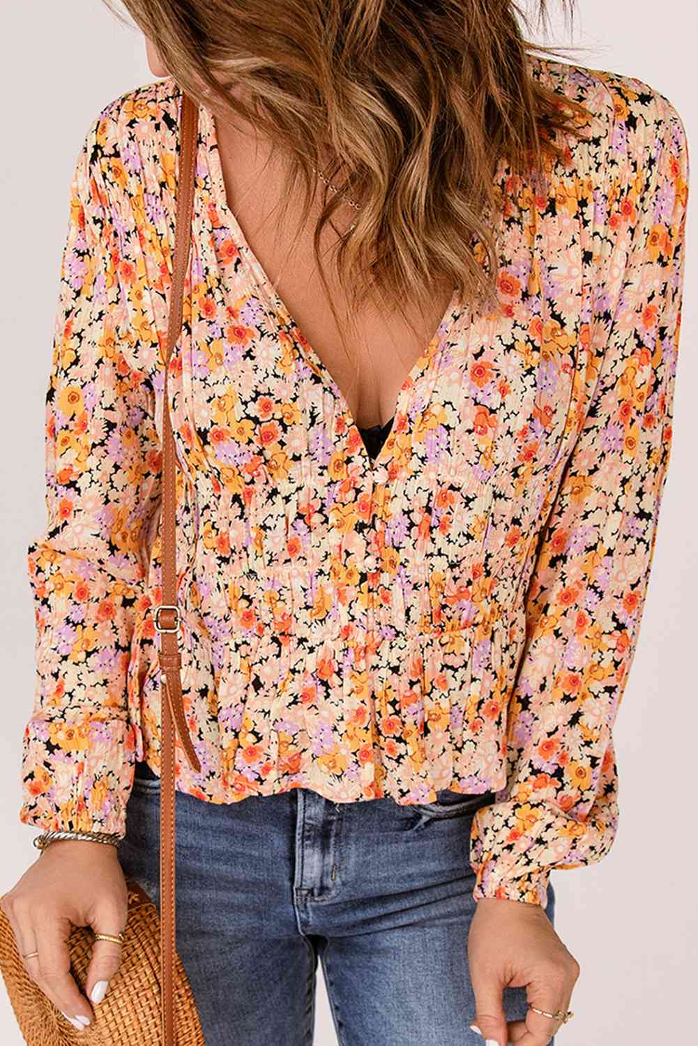 Blusa peplum escotada con botones florales