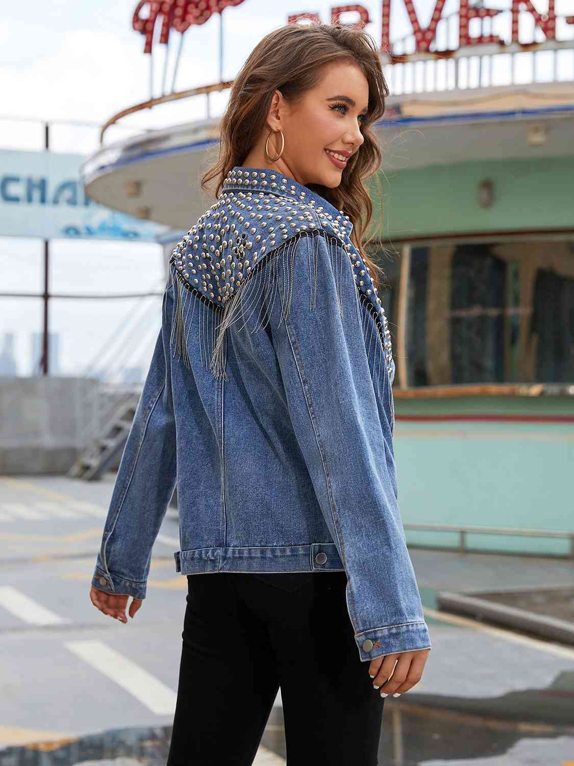 Veste en jean boutonnée à franges et clous