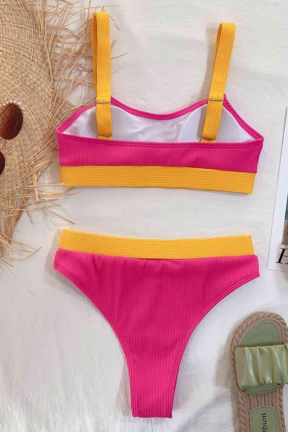 Conjunto de bikini con cuello redondo y bloques de color