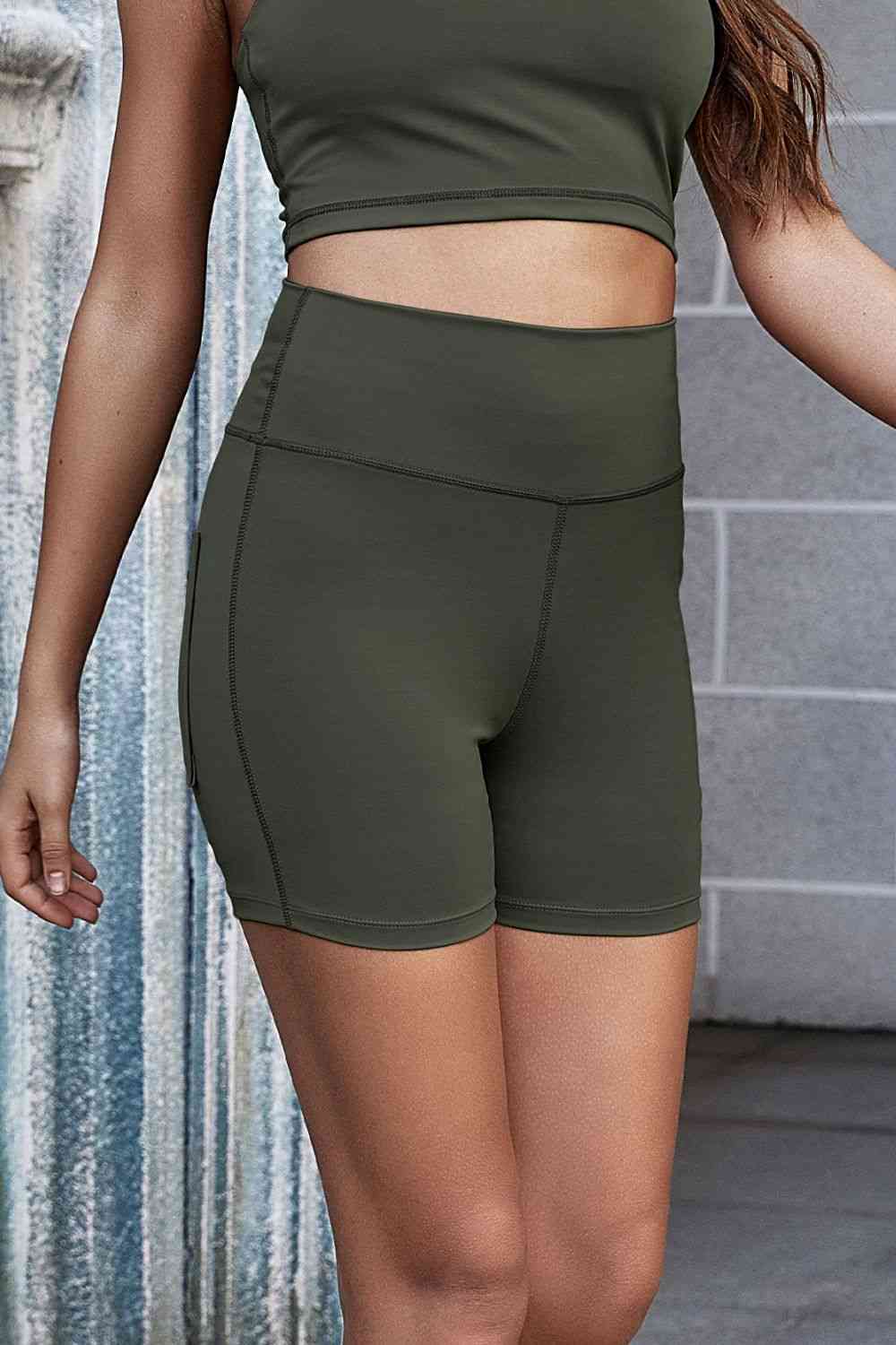 Short de yoga avec boutons décoratifs et coutures apparentes