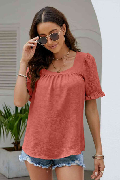 Blusa con cuello cuadrado y manga abullonada con ribete de volantes