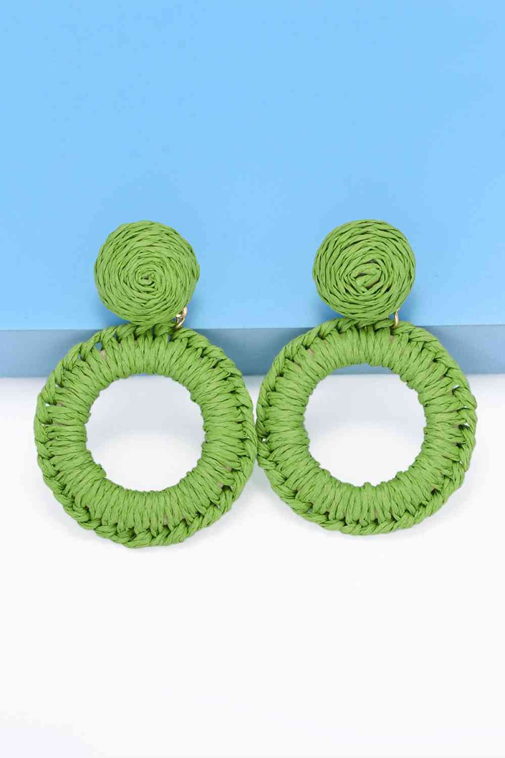 Boucles d'oreilles pendantes en forme d'herbe de raphia de forme ronde