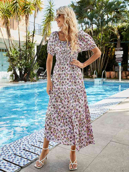 Vestido midi estampado con cuello cuadrado y manga corta