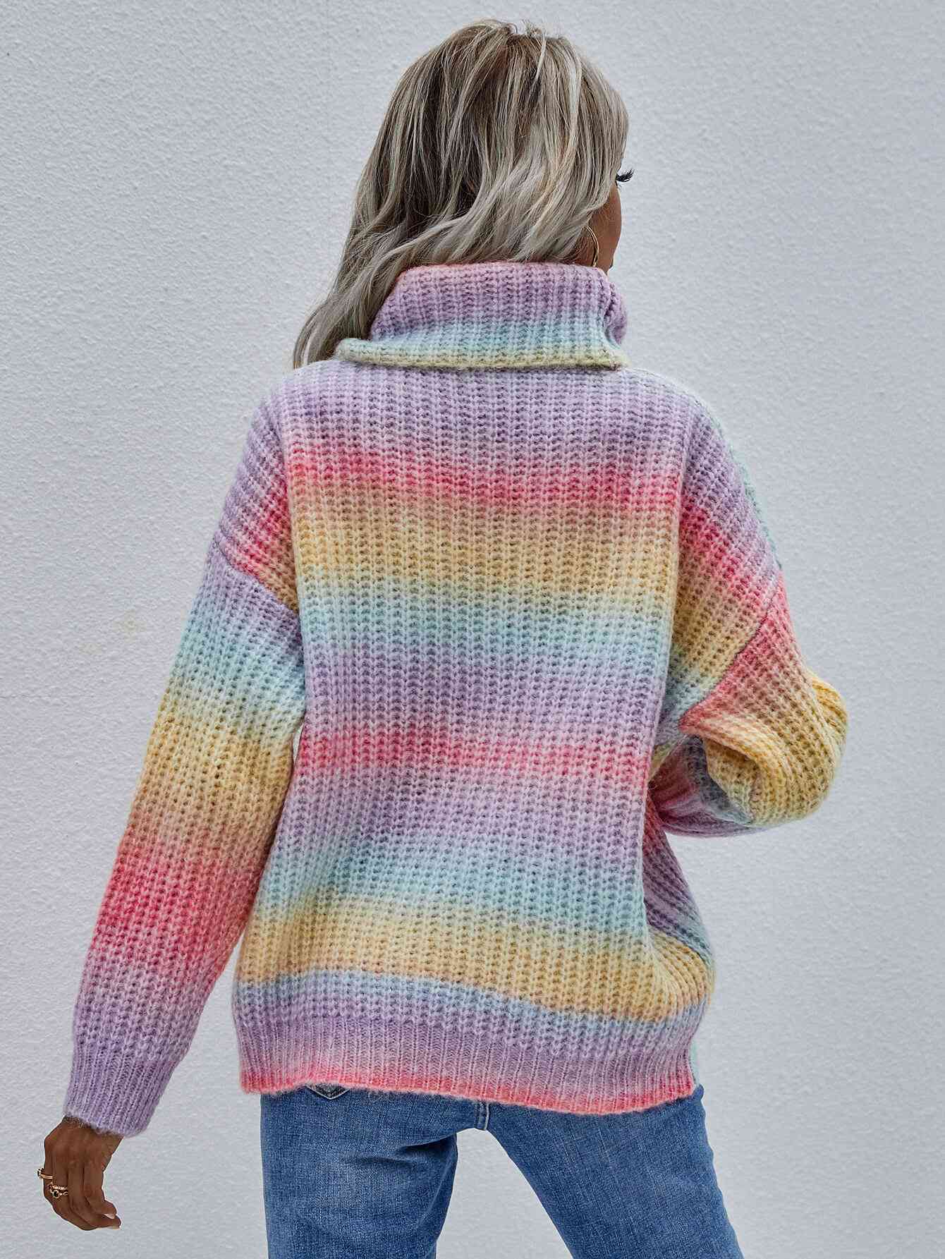 Suéter de hombros caídos con cuello alto y punto de canalé arcoíris