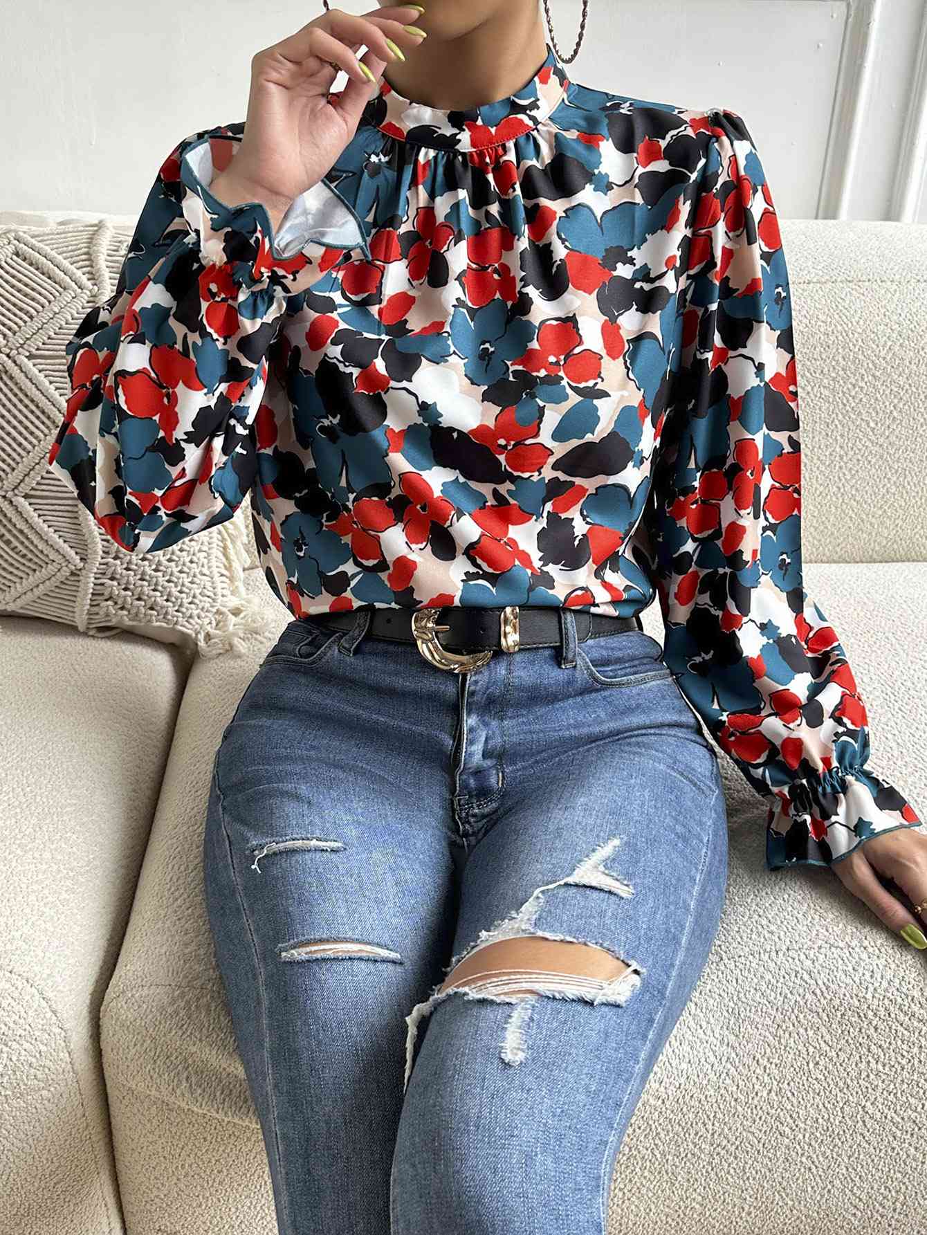 Blouse florale à col montant et manches longues à volants