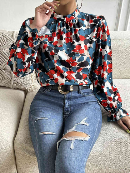 Blouse florale à col montant et manches longues à volants