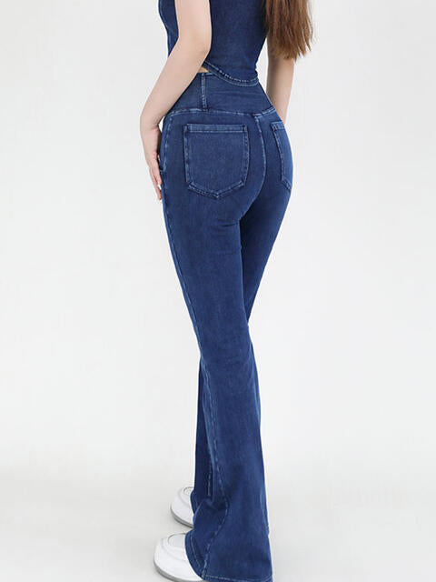 Jeans bootcut con cintura ancha y bolsillos