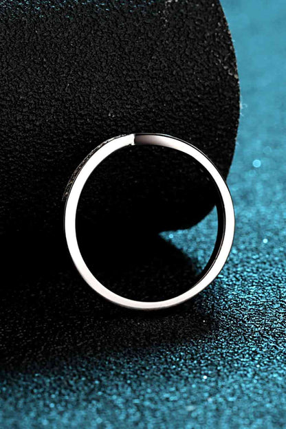 Anillo minimalista con baño de rodio de moissanita