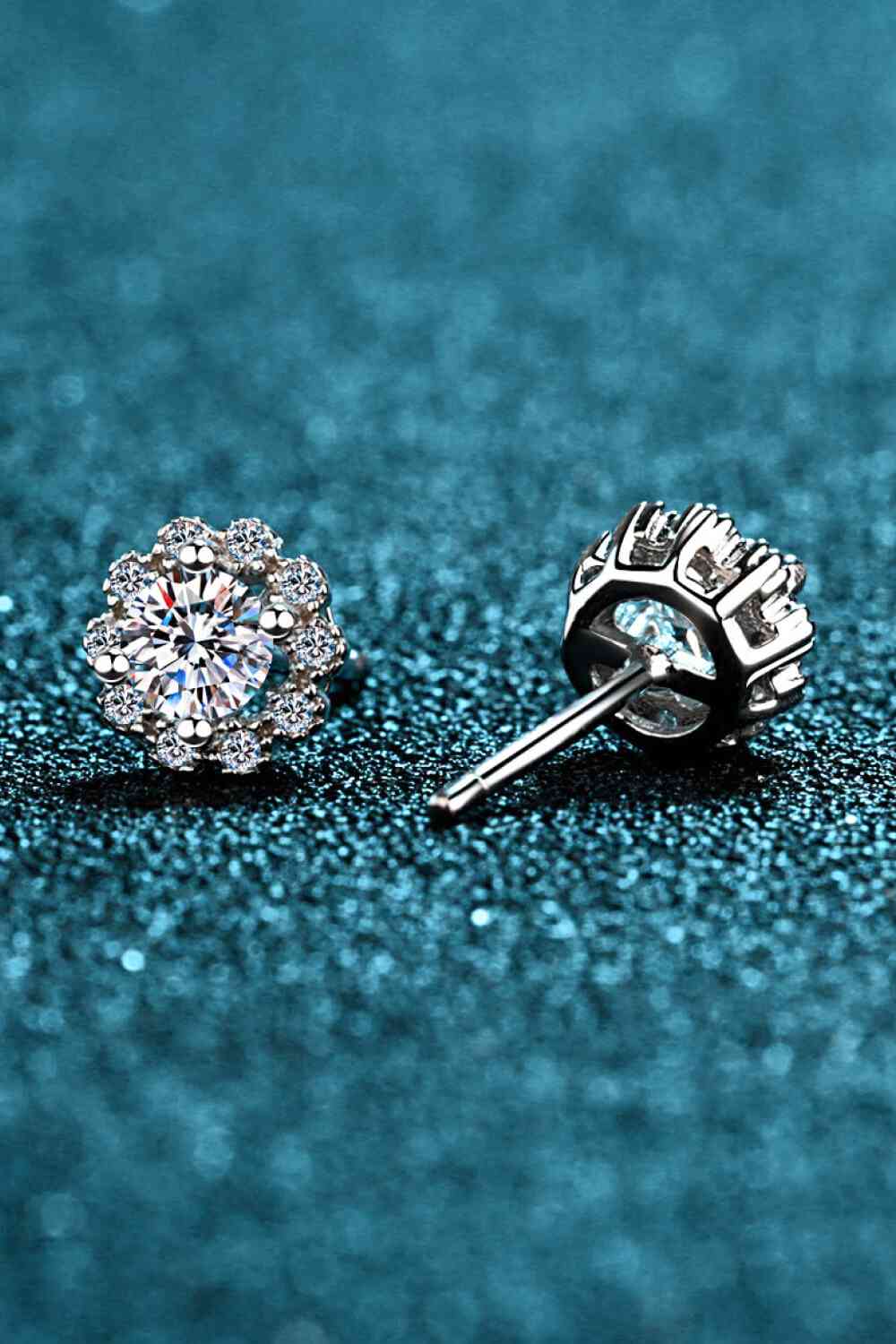 Boucles d'oreilles à tige en forme de fleur moissanite