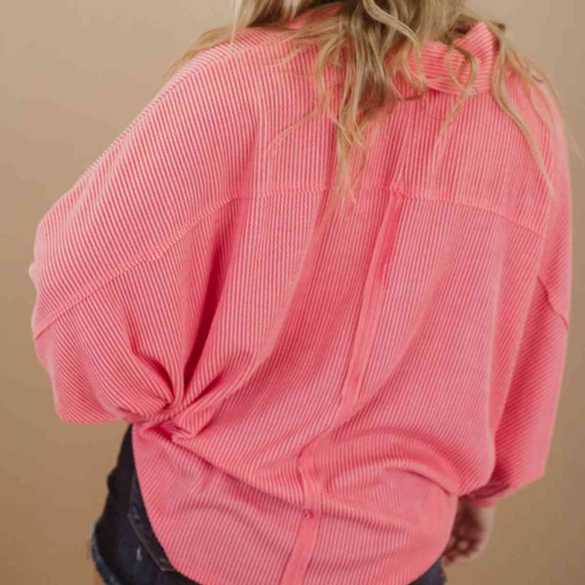 Top con medio botón y cuello con cuello de talla grande