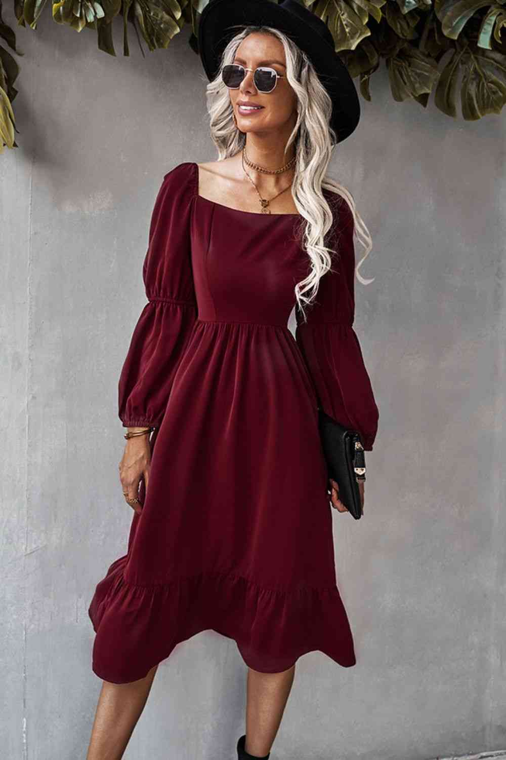 Robe midi longue à manches bouffantes et col carré avec ourlet volanté