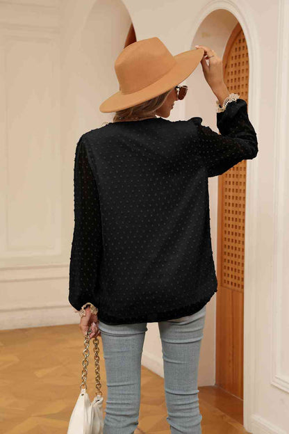 Blusa con cuello en V en contraste de lunares suizos