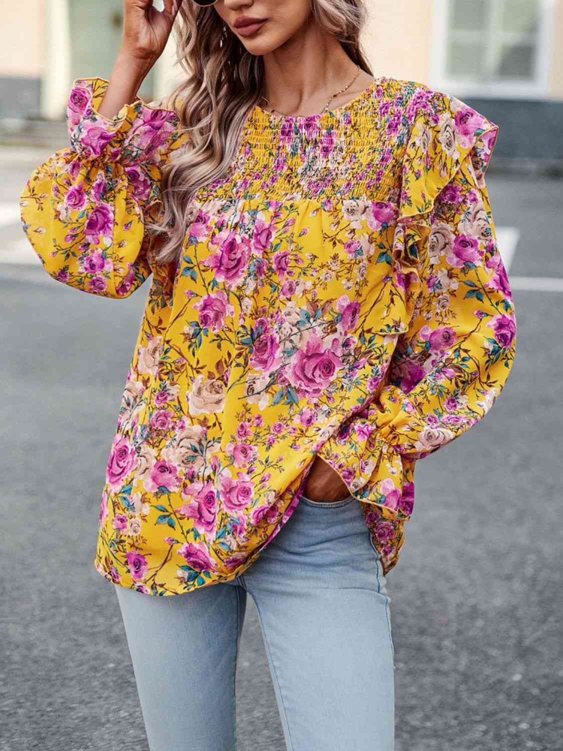 Blouse smockée à col rond et manches volantées