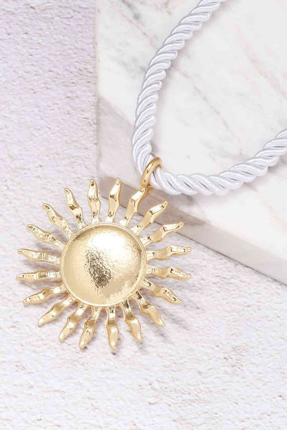 Collier pendentif en forme de soleil en alliage de zinc