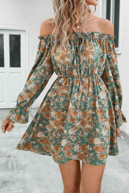 Vestido floral con hombros descubiertos y mangas con volantes