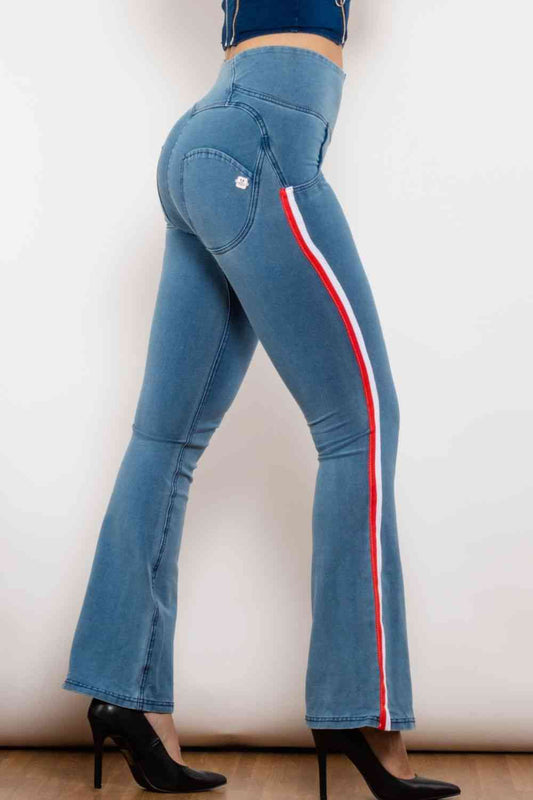 Jeans bootcut con cierre de cremallera y rayas laterales