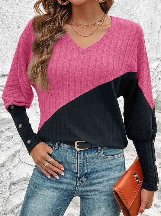 Blusa con cuello en V y botones en contraste