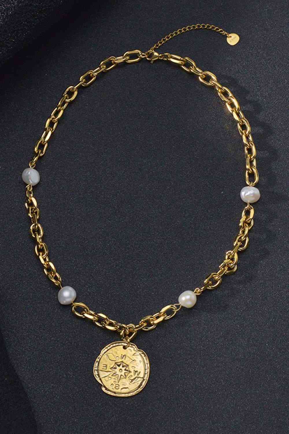 Collier avec pendentif en forme d'étiquette et de perles en acier inoxydable