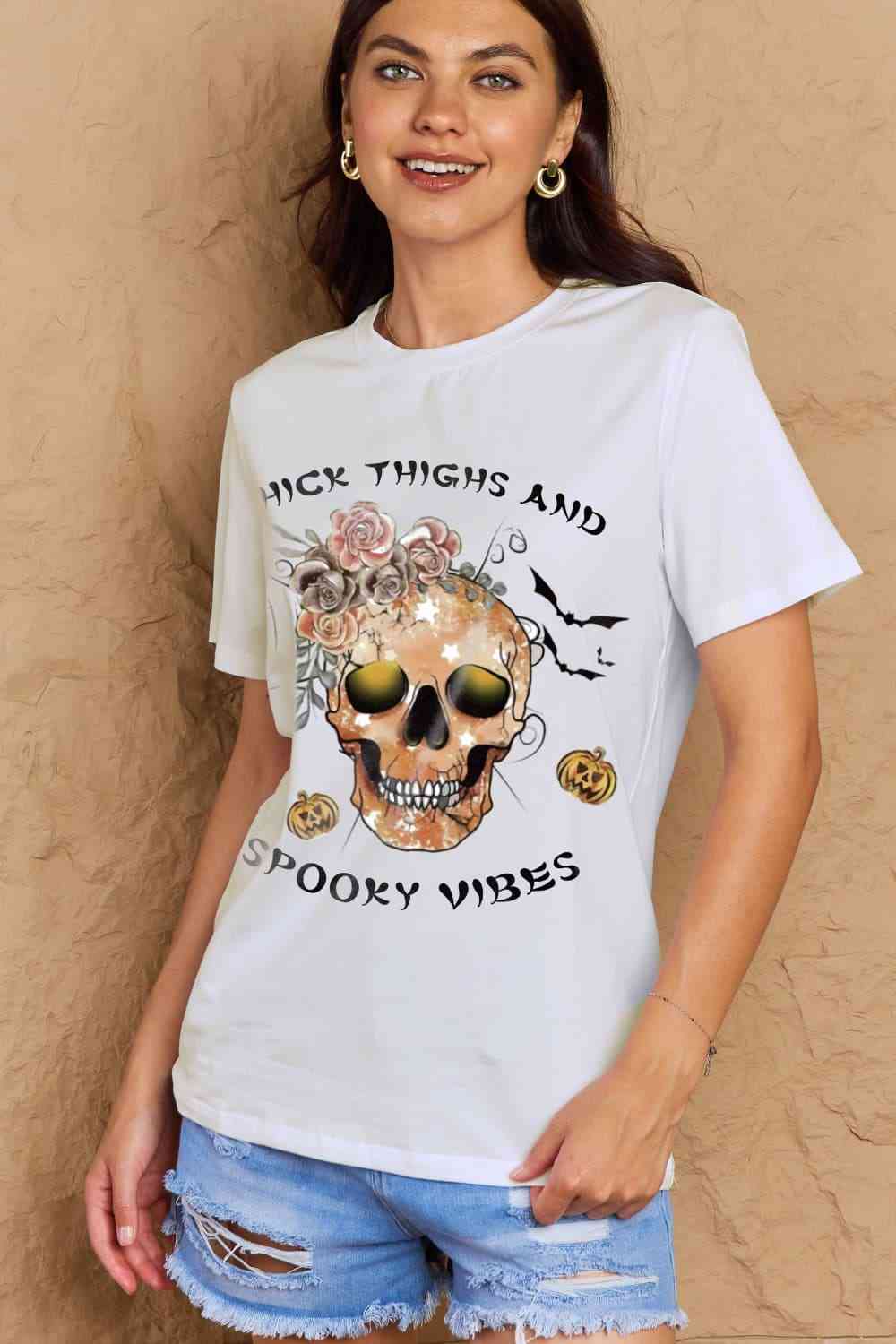 Simply Love T-shirt en coton graphique avec cuisses épaisses et vibrations effrayantes