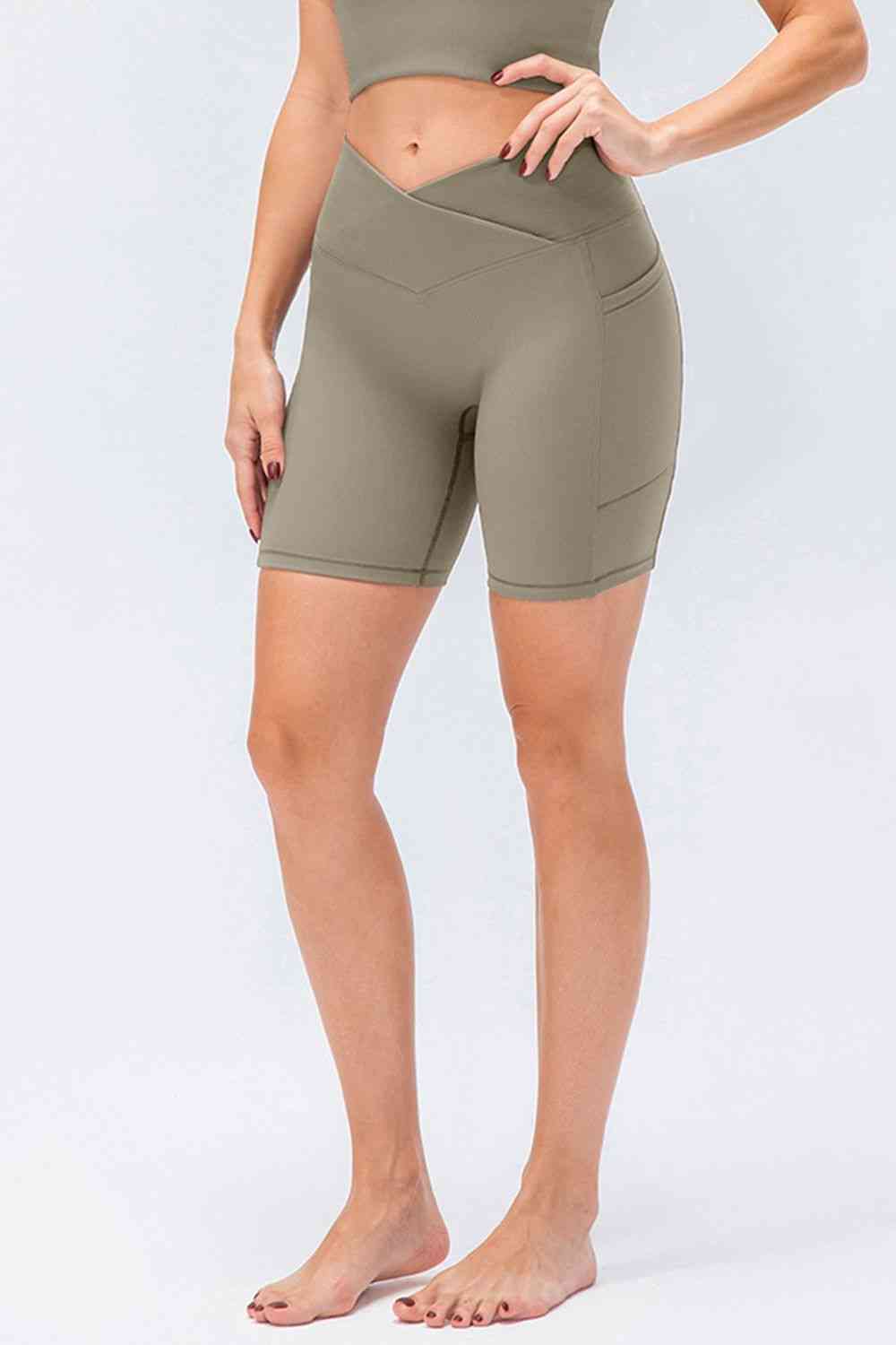 Short de sport coupe slim avec ceinture en V