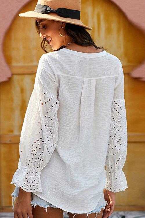 Blusa con botones y mangas con volantes de crochet