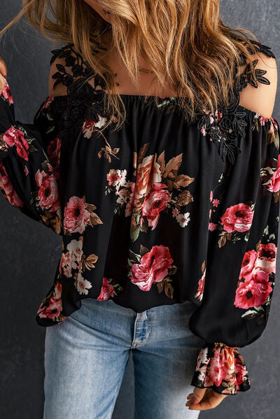 Blusa de encaje floral con hombros descubiertos y mangas con volantes