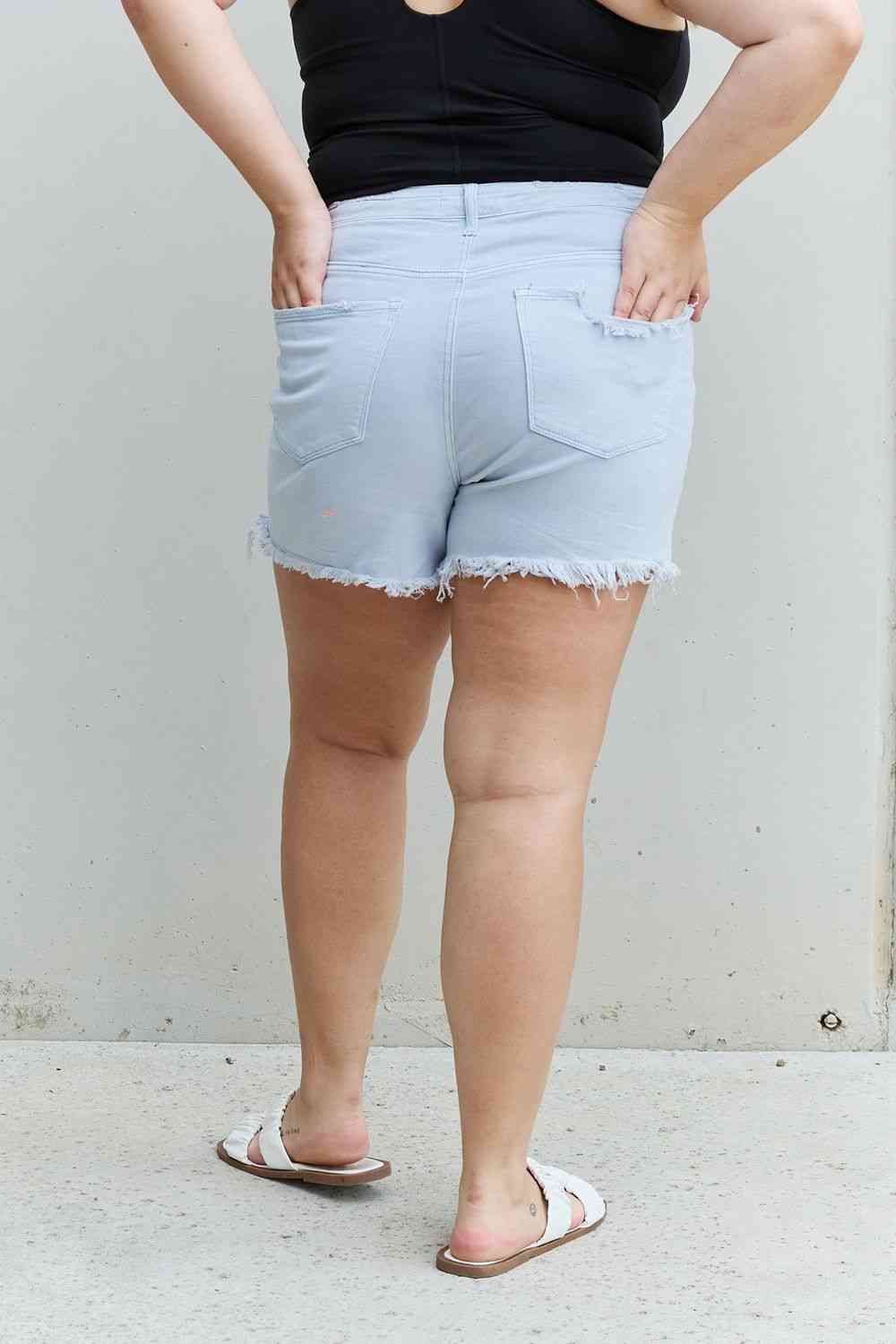 RISEN Katie Pantalones cortos desgastados de cintura alta de tamaño completo en azul hielo