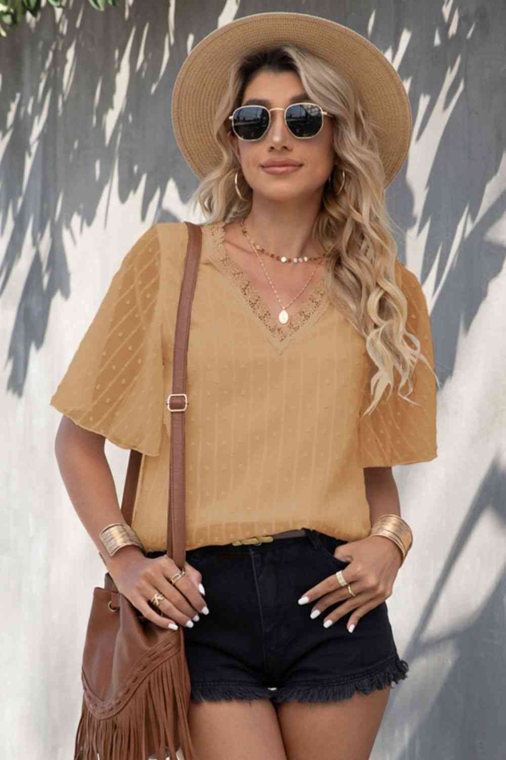 Blusa con cuello en V y mangas acampanadas con ribete de encaje de lunares suizos