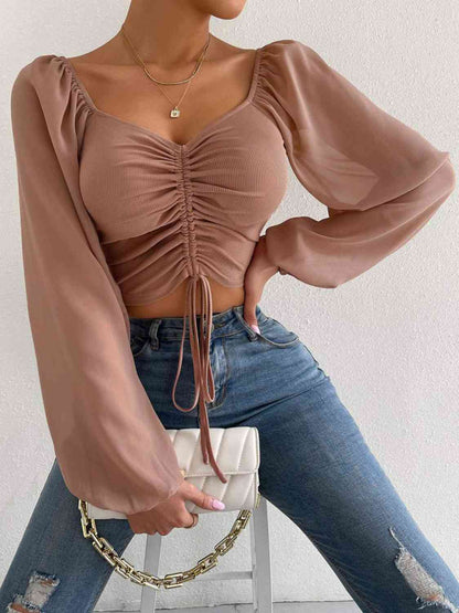 Top corto con cuello en forma de corazón y cordón