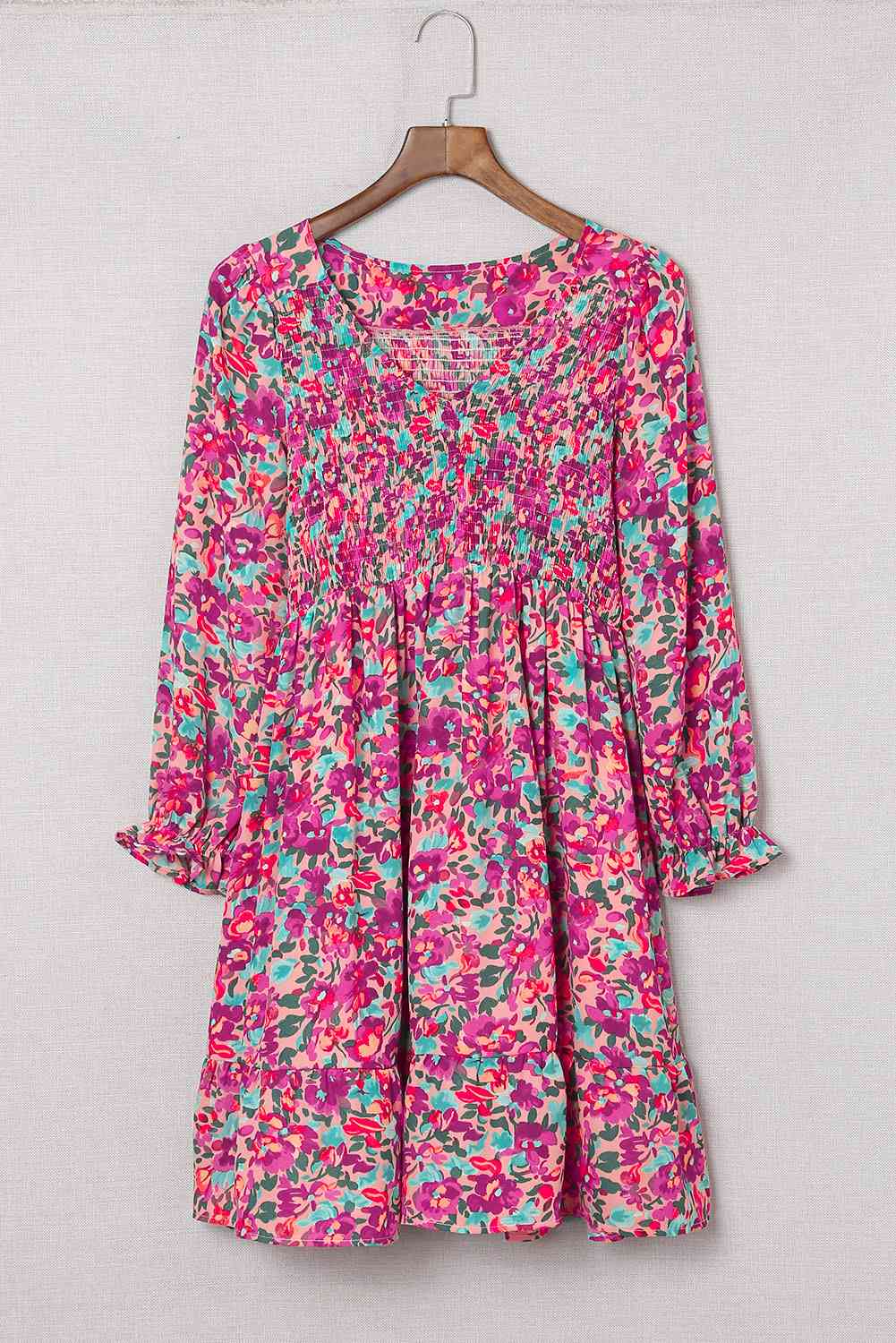 Vestido floral fruncido con cuello en V y mangas con volantes