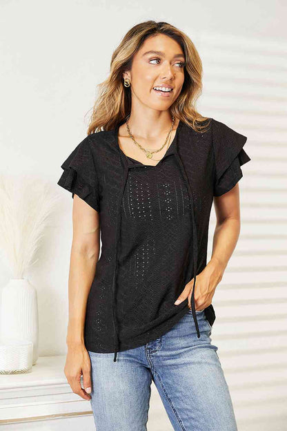 Blusa con mangas acampanadas y cuello anudado con ojales de Double Take