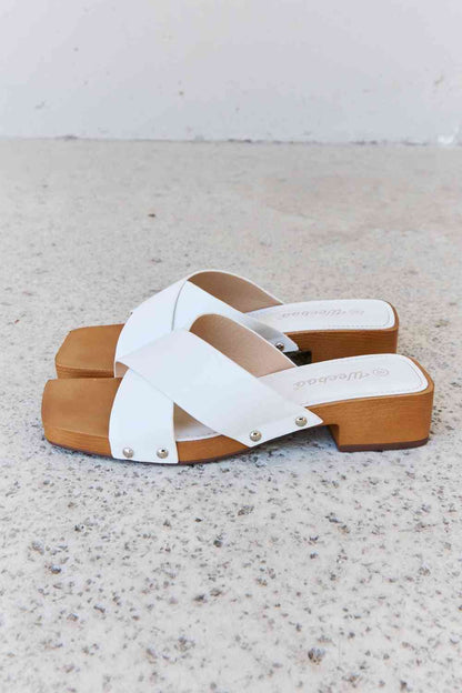 Weeboo Step Into Summer Mules sabots en bois Criss Cross en blanc