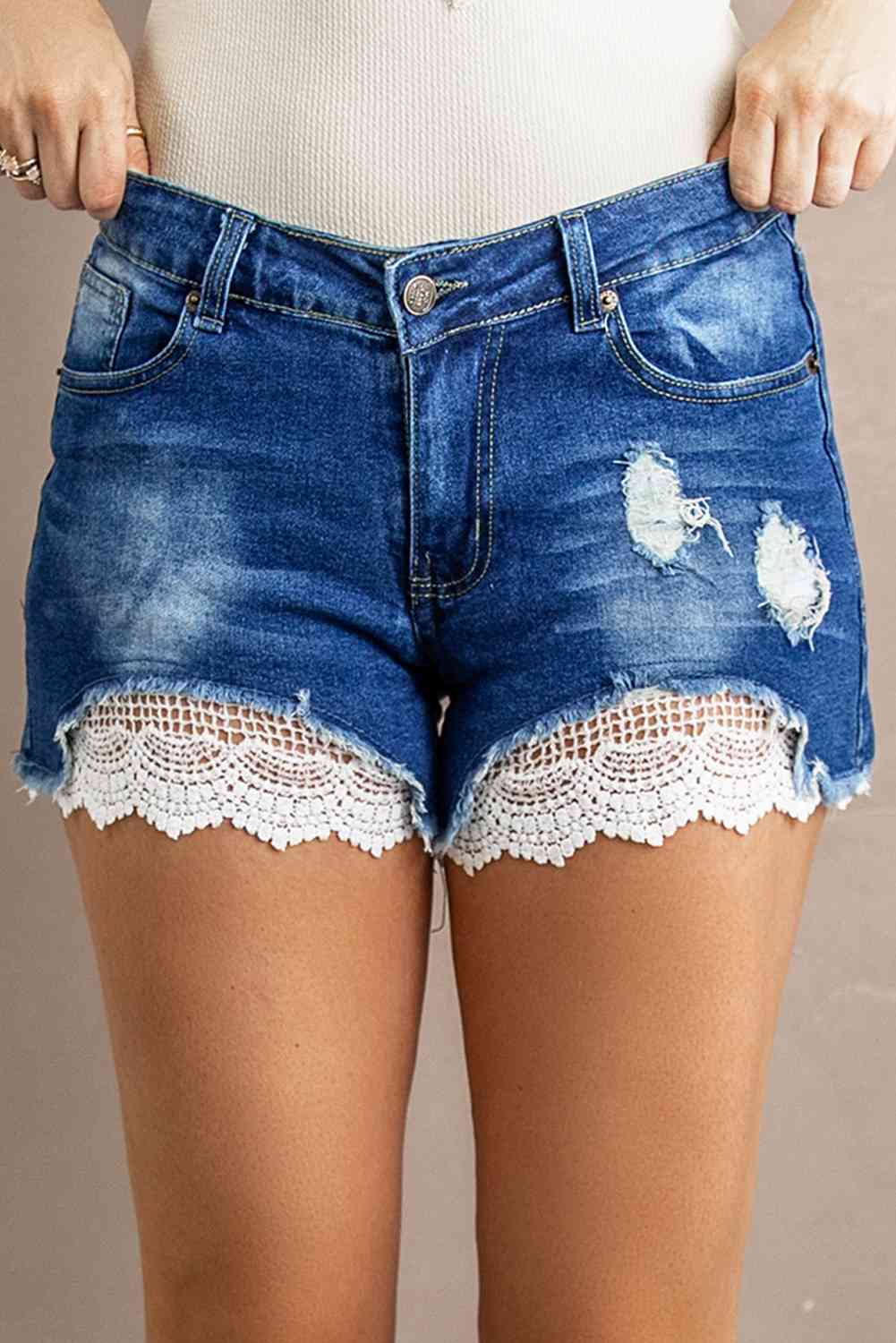 Shorts vaqueros desgastados con encaje empalmado