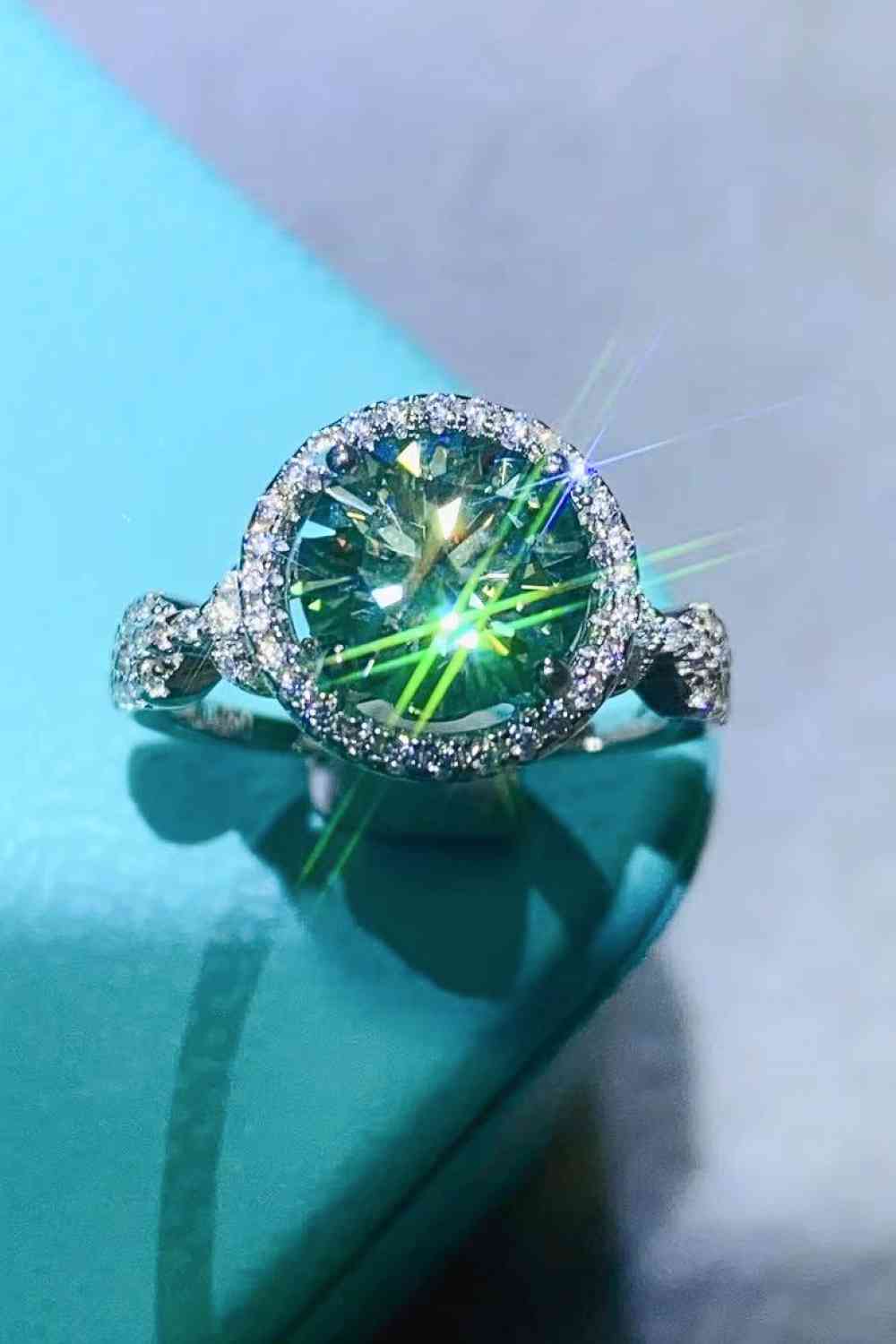 Anillo verde esmeralda de moissanita de 2 quilates