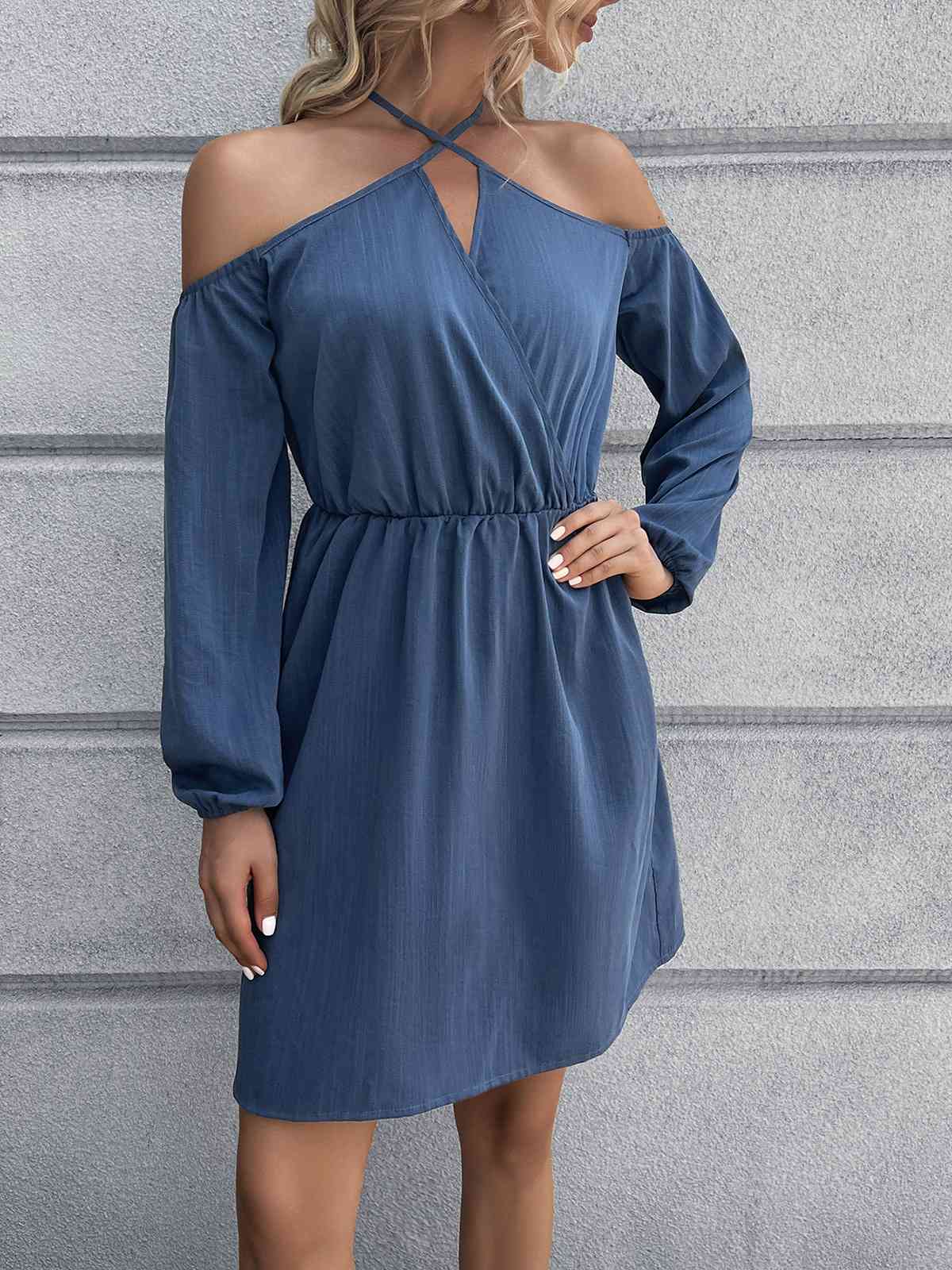 Mini-robe croisée à épaules dénudées