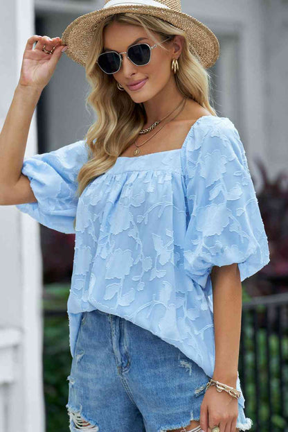 Blouse à col carré et manches bouffantes appliquées