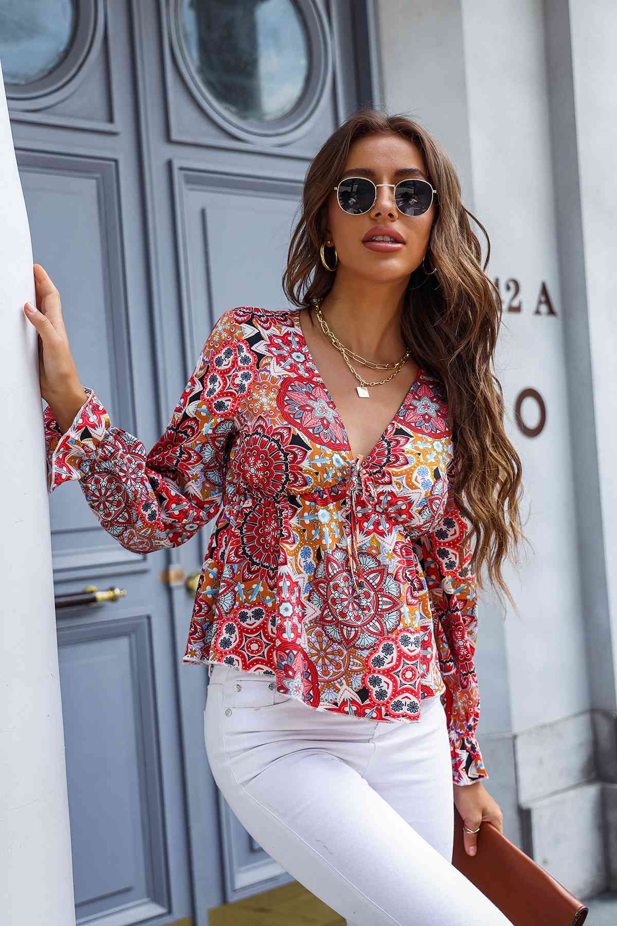 Blusa estampada con mangas con volante en V profundo