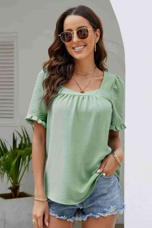 Blusa con cuello cuadrado y manga abullonada con ribete de volantes