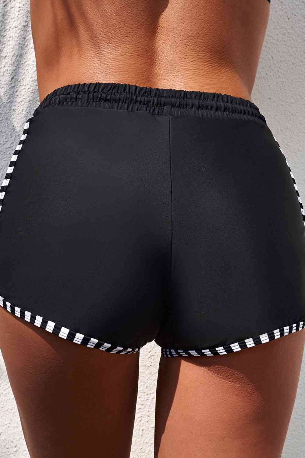 Shorts de baño de tamaño completo con cintura con cordón en contraste